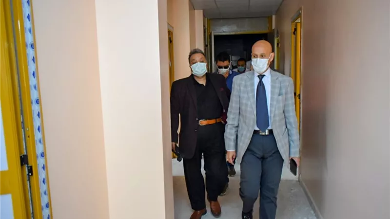 وكيل وزارة الصحة يطمئن على الحالة الصحية لمريض بعد إجراء جراحة قلب مفتوح له بمستشفى الزقازيق