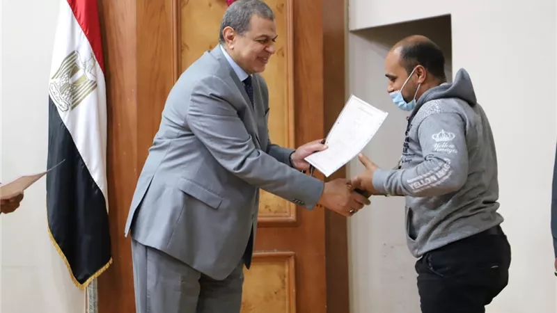 وزير القوى العاملة يسلم 100 عقد عمل لذوي الهمم بالشرقية.. صور