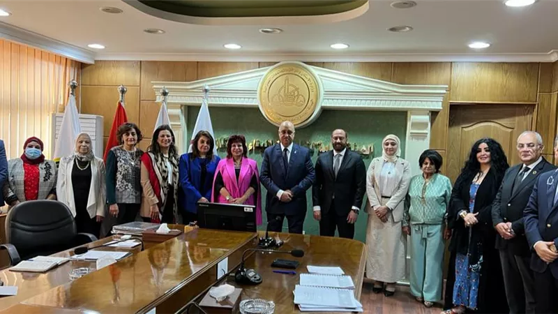 رئيس هيئة تعاونيات الإسكان يعرض فرص الاستثمار بمشروع المدينة الصناعية بأطفيح