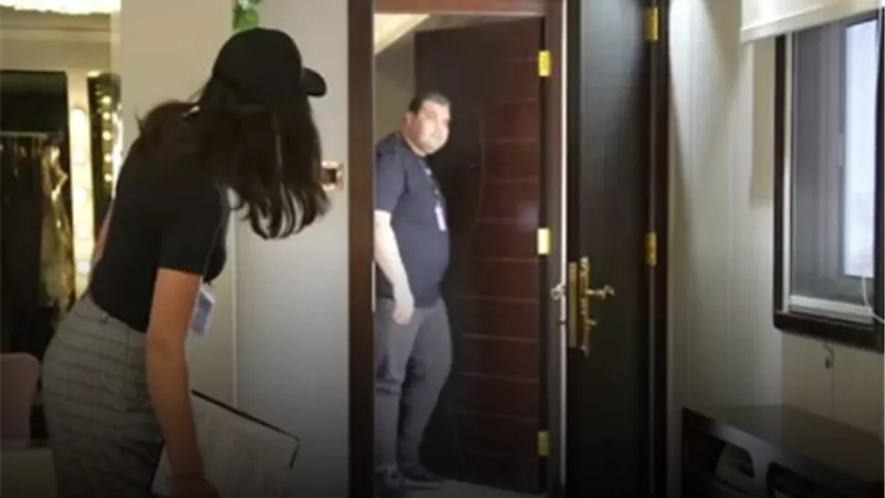 احمد فتحى ينطق الشهادة من أعلى كوبرى 
