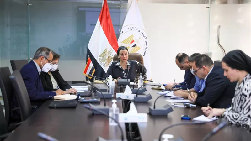 وزيرة البيئة مع بعثة البنك الدولى لإعداد تقرير التنمية والمناخ القطري والتمويل