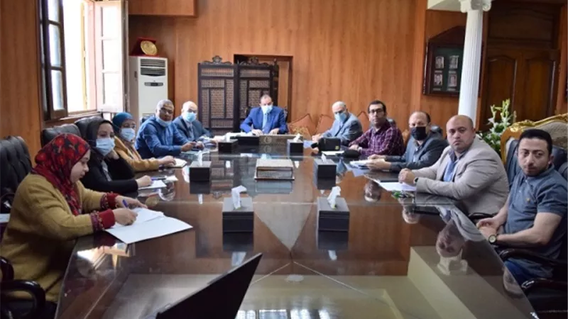 رئيس جامعة بنى سويف يناقش استكمال ميكنة عدد من القطاعات