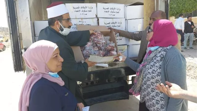 وصول 2 طن لحوم صكوك الاطعام ( دفعة رابعة ) لتوزيعها علي الأسر الأولي بالرعاية بالسويس