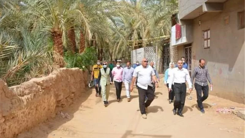 الزملوط يستجيب لمطلب اهالى عزبة بلايلة الخارجة بالتطوير