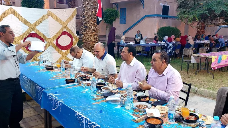 رئيس جامعة الأقصر يشارك الطلاب إفطار رمضان