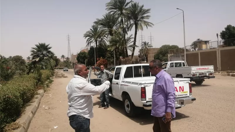 رئيس مدينة الأقصر يتابع أعمال رفع كفاءة الطرق بمنطقة شمال المدينة