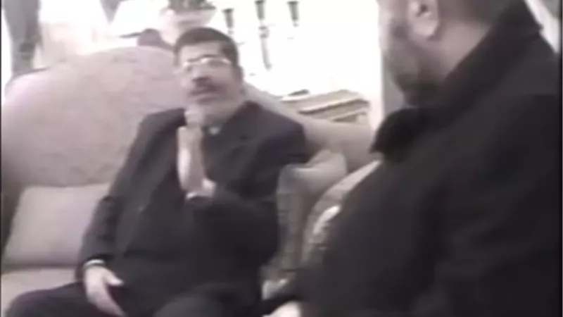 شاهد.. تسريب لـ مرسي يهدد فيه مسئول بالحزب الوطني.. 