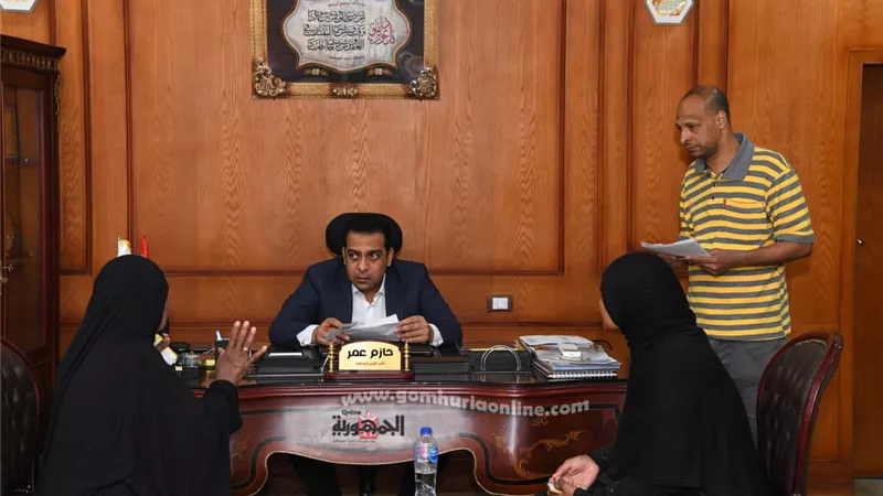 محافظ قنا يستقبل 52 مواطنا من مختلف المراكز للإستماع إلى شكواهم