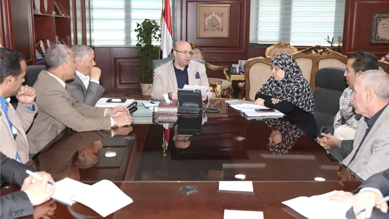محافظ بني سويف يكلف لجنة لمعاينة طريق عزبة 