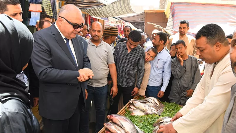 محافظ قنا يفاجئ أسواق قوص لمتابعة الأسعار وتوفير كافة السلع بأسعار مناسبة