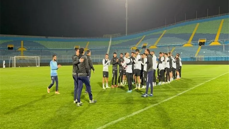 لاعبو بيراميدز يحتفلون بإيهاب جلال بعد تعيينه مديرا فنيا للمنتخب