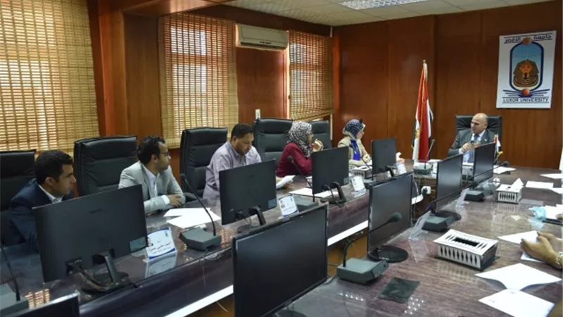 رئيس جامعة الأقصر يرأس الاجتماع الأول لمركز الحرف التراثية
