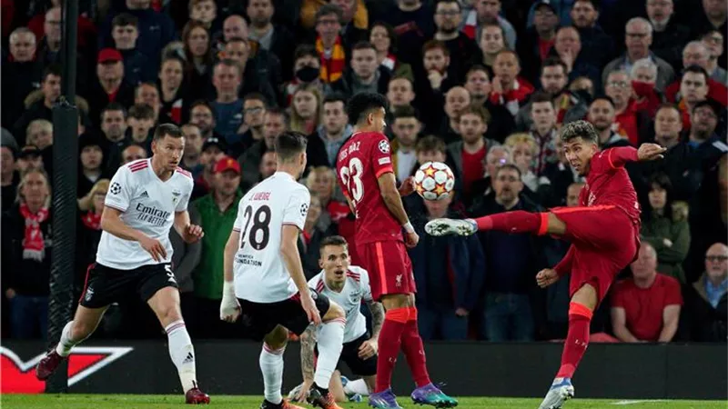 ليفربول يتعادل أمام بنفيكا ويتأهل لنصف نهائي دوري أبطال أوروبا.. فيديو