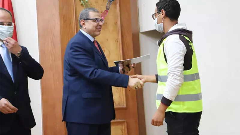 سعفان يسلم 10987 وثيقة تأمين ضد الحوادث للعمالة غير المنتظمة بالجيزة