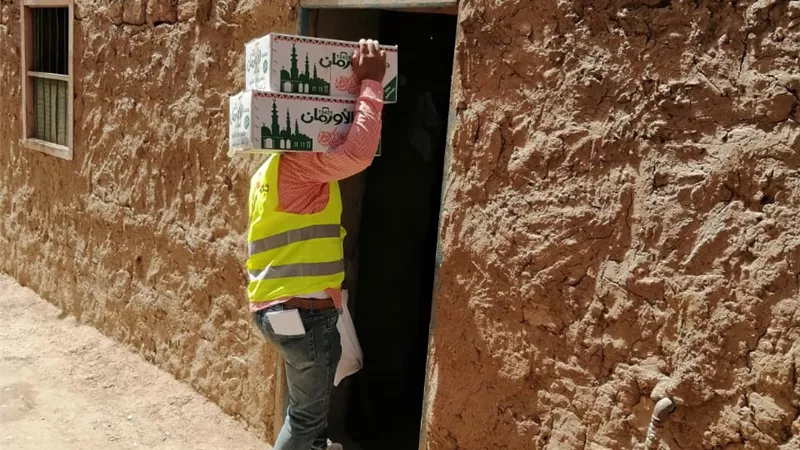 نشاط مكثف بأسيوط لتوزيع كراتين المواد الغذائية للأولى بالرعاية