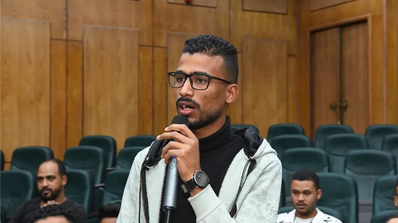محافظ قنا يلتقى شباب مشروع سيارات الطعام المتنقلة لتذليل مشكلاتهم