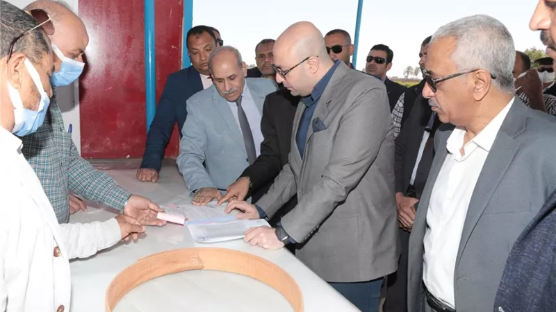 محافظ بني سويف يراجع كشوف كميات القمح المستهدف توريدها