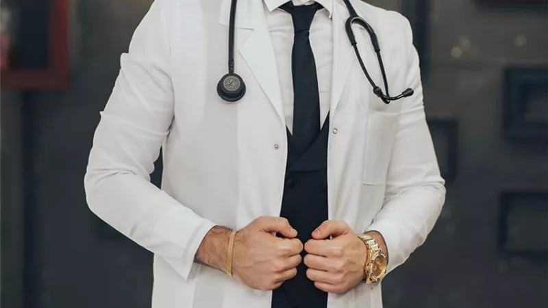 فرنسيس نجم طبيب نفسي في مسلسل suits بنسخته العربية
