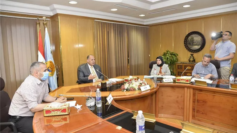محافظ أسيوط يواصل اجتماعاته الدورية لمناقشة موقف مشروعات المبادرة الرئاسية 