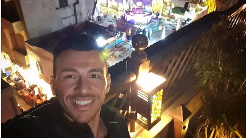 ألوانه مبهجة وتاريخه عريق.. رامي رضوان فى أحدث ظهور بشارع المعز