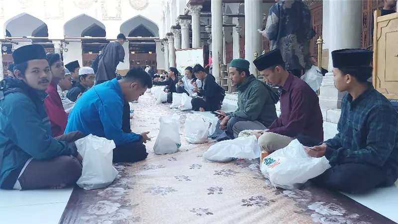وكيل الأزهر يشارك في إفطار جماعي لألف طالب وافد بالجامع الأزهر