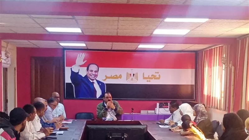 رئيس مدينة سفاجا يستجيب لمطالب ٣٠ مواطنا خلال اللقاء جماهيري للمواطنين