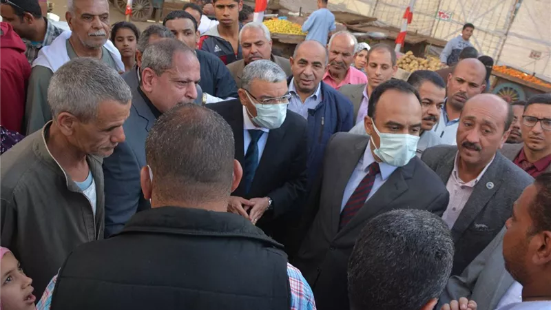 محافظ المنيا يتفقد شادر بيع الخضر والفاكهة بسوق الحبشي
