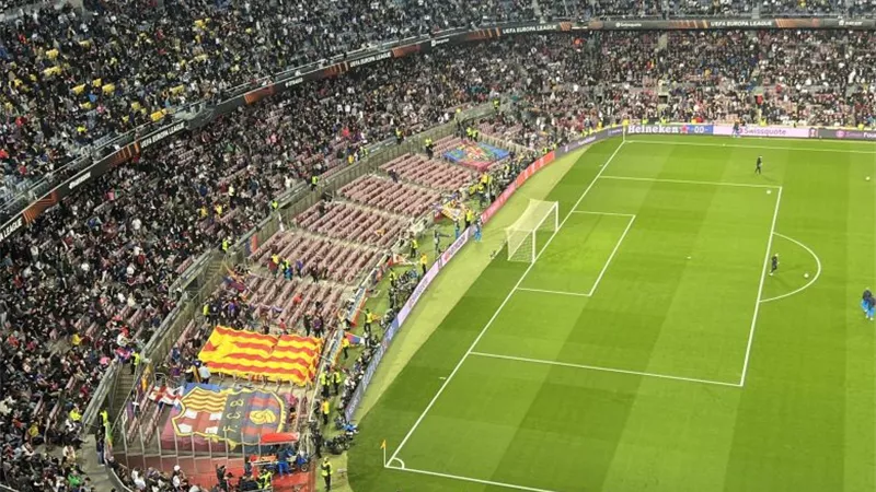 مفاجأة.. جماهير برشلونة تغادر ملعب 