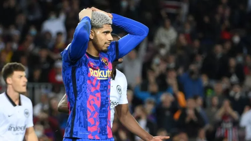 فضيحة فى كامب نو.. فرانكفورت يُعاقب برشلونة فى غياب الـ 