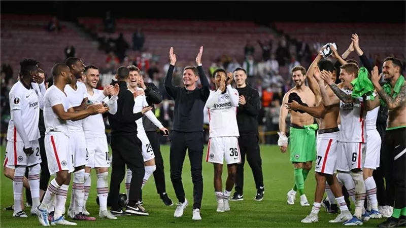 مدرب فرانكفورت يعتذر لـ برشلونة بعد واقعة الجماهير