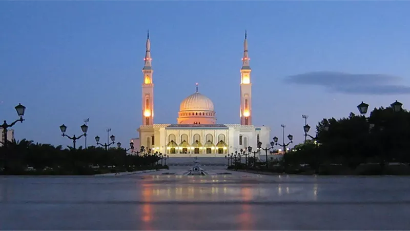 مسجد الأمير عبد القادر .. تصماميم مصرية وأيادي مغاربية