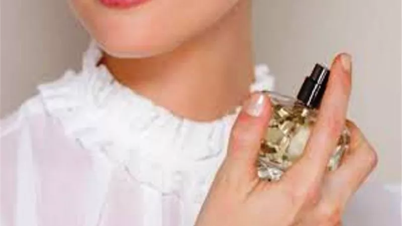 استخدام المرأة للعطر في نهار رمضان..ما حكمه؟