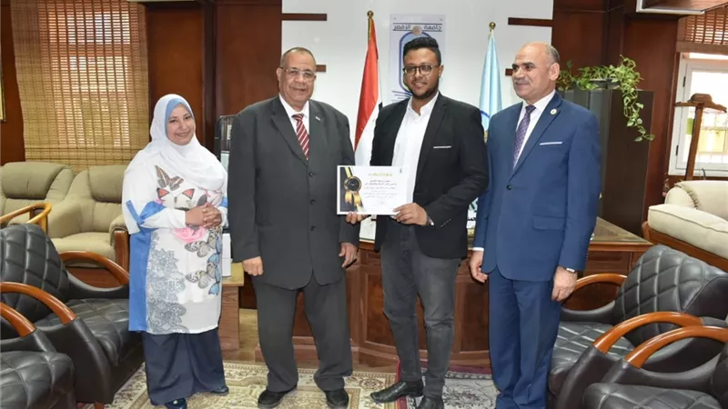 رئيس جامعة الأقصر يكرم الفائزين في مسابقة الطالب المثالى