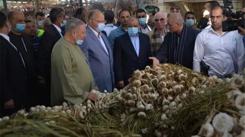 وزير التنمية المحلية ومحافظ القاهرة يتفقدان سوق العبور لمتابعة توافر الخضروات والفاكهة والأسماك للمواطنين