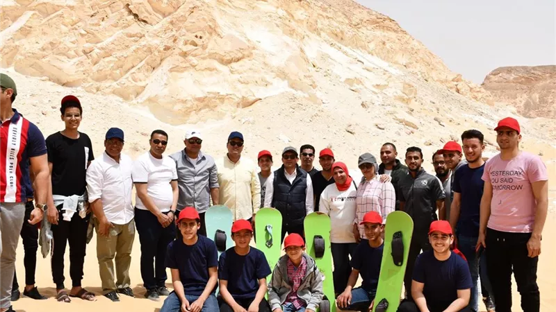 وزير الرياضة يشهد مسابقات التزلج على الرمال في مستهل زيارته للواحات البحرية