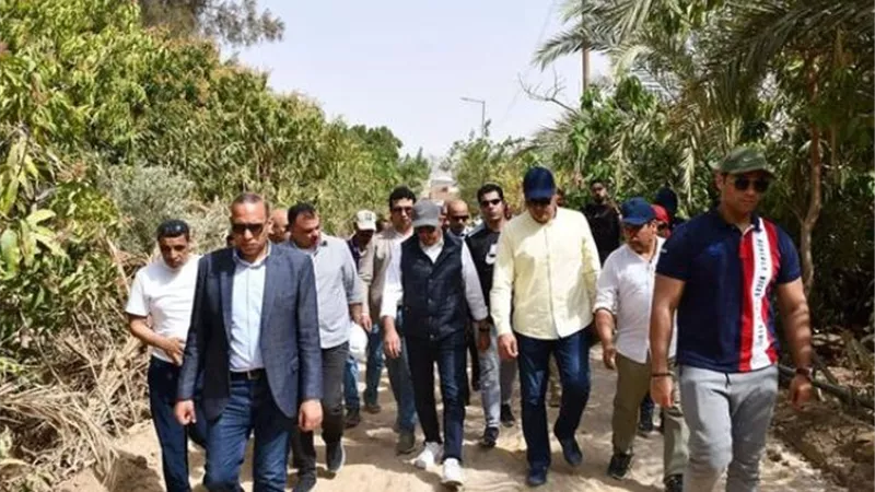 وزير الشباب يفتتح ملعب خماسي ومعرضاً للمنتجات اليدوية وأندية الفتاه بمركز شباب القصر بالواحات البحرية