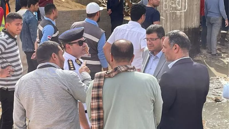 النائب محمد سليمان ورئيس جهاز مدينة بدر فى موقع حادث إنهيار مسجد المدينة.. بالفيديو