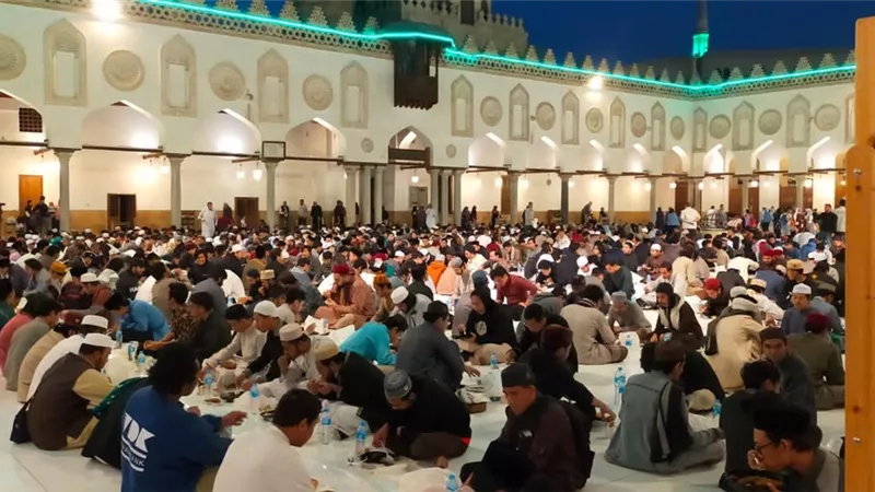 وكيل الأزهر : زيادة دعوات الإفطار الجماعي للوافدين إلى 1500 دعوة