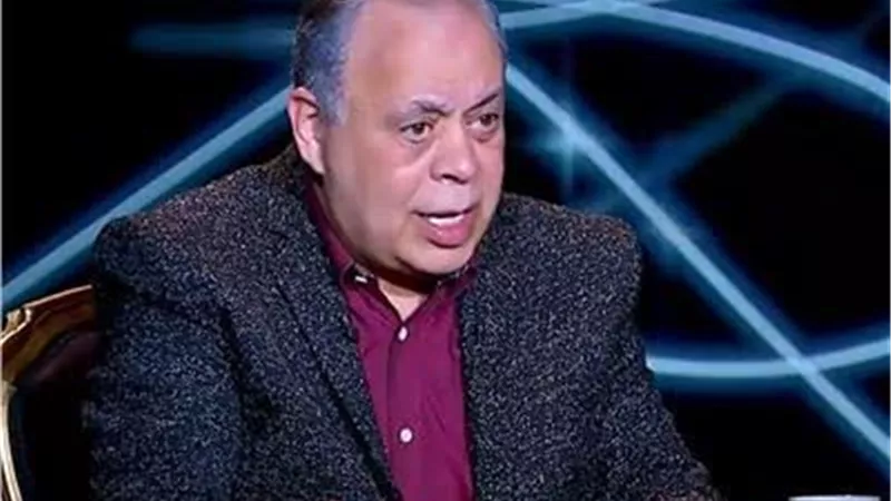 نقيب الممثلين يبكى على الهواء بسبب احمد عز والسقا