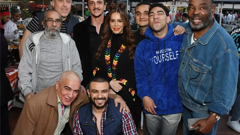 دنيا عبدالعزيز تحتفل مع نجوم زقاق المدق على ضفاف النيل.. صور