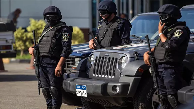 تفاصيل قيام قائد سيارة بتجاوز الإشارة المرورية والاصطدام بشخص في الإسكندرية