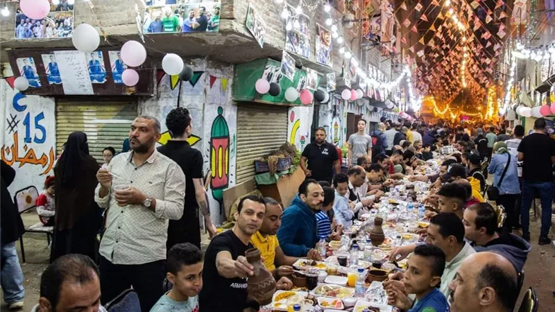 رجالة وجدعان .. أهالي المطرية حديث العالم بعد تنظيم أكبر مائدة إفطار في مصر .. فيديو