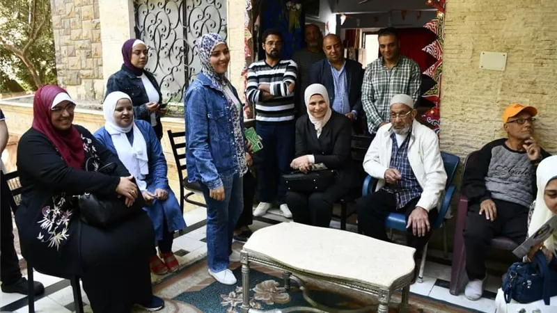 قافلة كلية بنات عين شمس فى زيارة لمؤسسة 