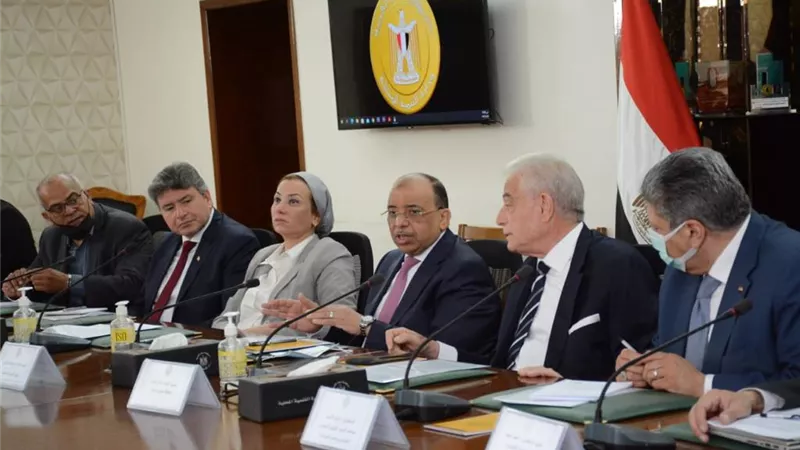 شعراوي يستعرض العروض الفنية لشركات وطنية للعمل بمنظومة المخلفات بسيناء