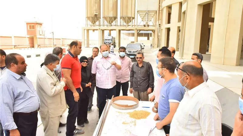 محافظ أسيوط يتابع أعمال توريد القمح بصوامع عرب العوامر بمركز أبنوب