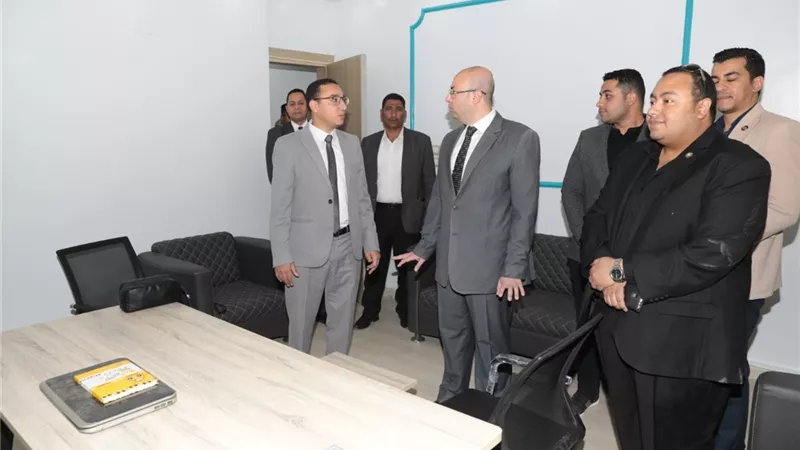 محافظ بني سويف يتفقد مقر مؤسسة حياة كريمة بمدينة بني سويف