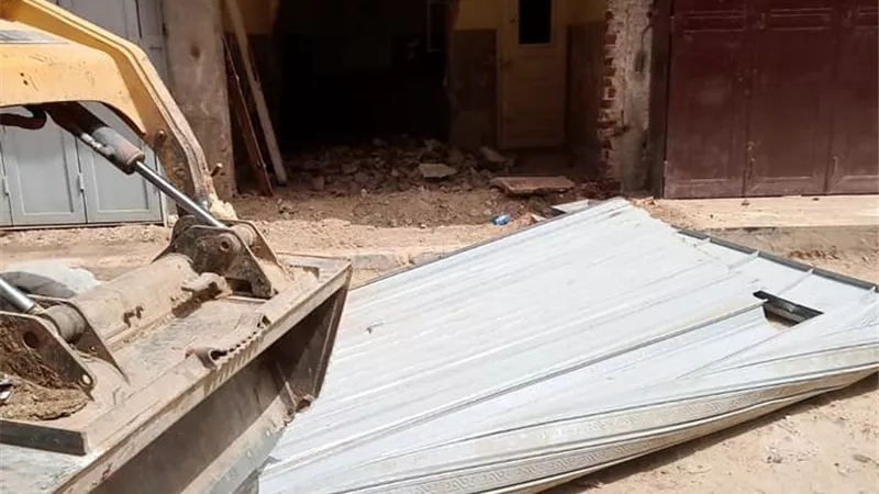 إزالة مخالفة بتحويل شقة سكنية إلى نشاط تجاري بمركز أبوقرقاص بالمنيا