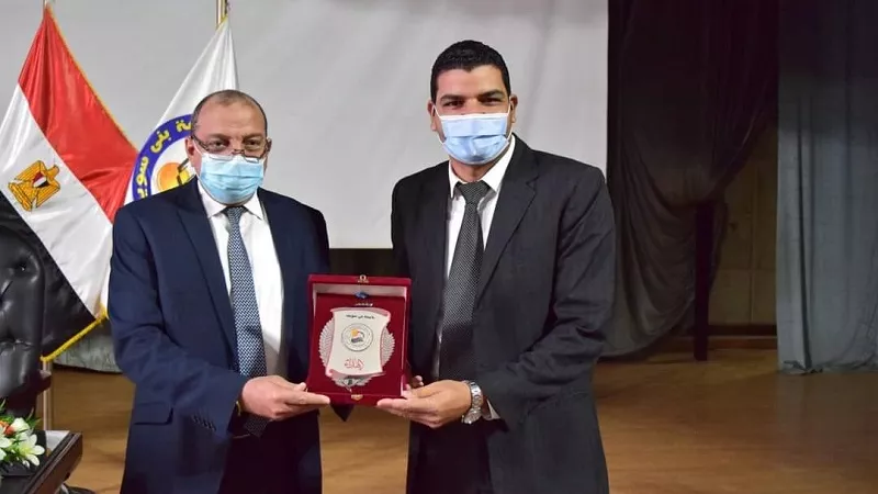 رئيس جامعة بني سويف يهنأ الدكتور وليد الروبي لفوزه بجائزة الدولة التشجيعية