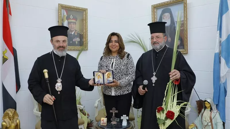 محافظ دمياط تزور كنيسة الروم الأرثوذكس للتهنئة بعيد القيامة المجيد وتؤكد المناسبات الدينية تعكس تلاحم الشعب المصري وروحه الطيبة
