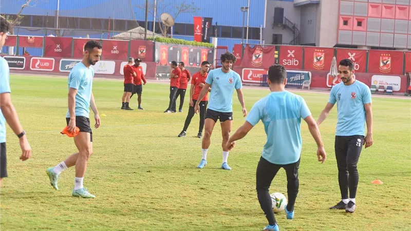 «موسيماني» و«عبدالحفيظ» يجتمعان بلاعبي الأهلي
